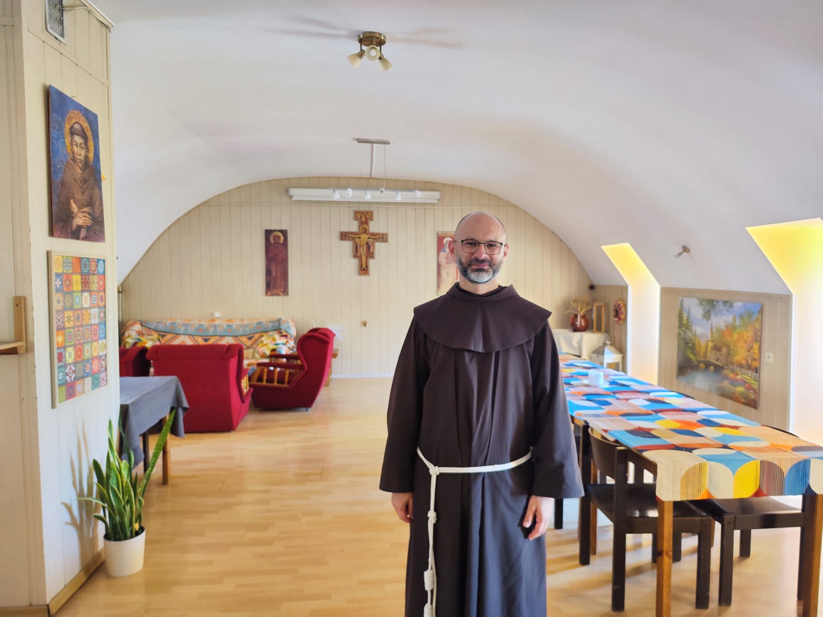 „Stół na czterech nogach”. Jak budować trwałe małżeństwo? [ROZMOWA]