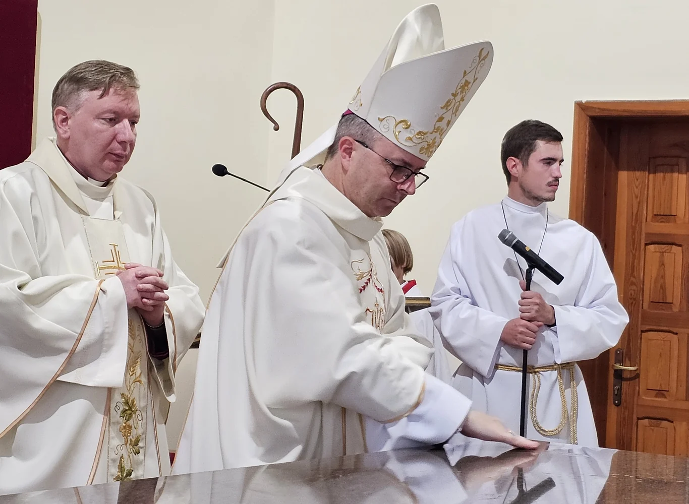 Ostrów Wielkopolski: bp Bryl konsekrował kościół Ducha Świętego