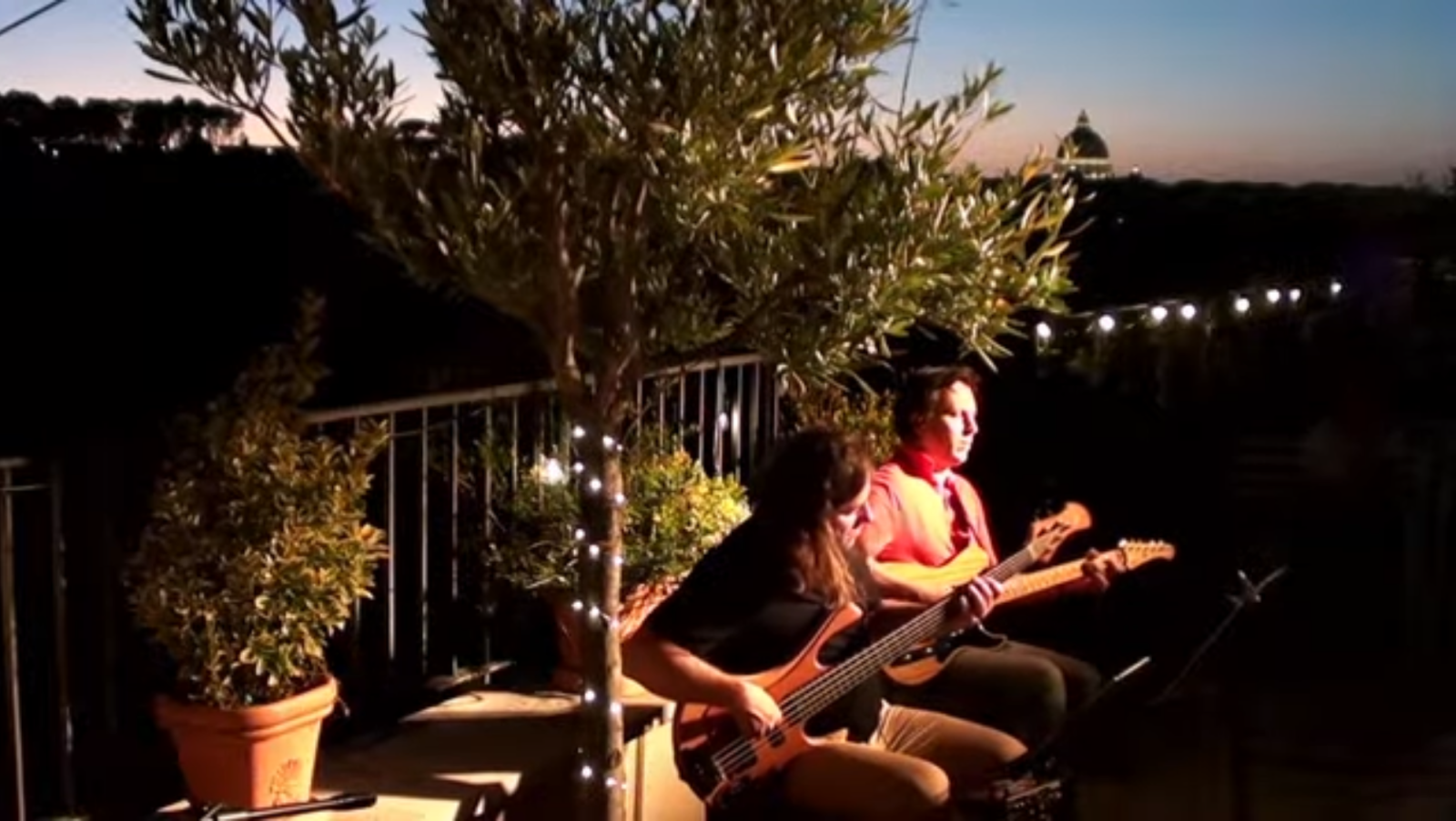 Rzym: uwielbienie w kościele i na dachu