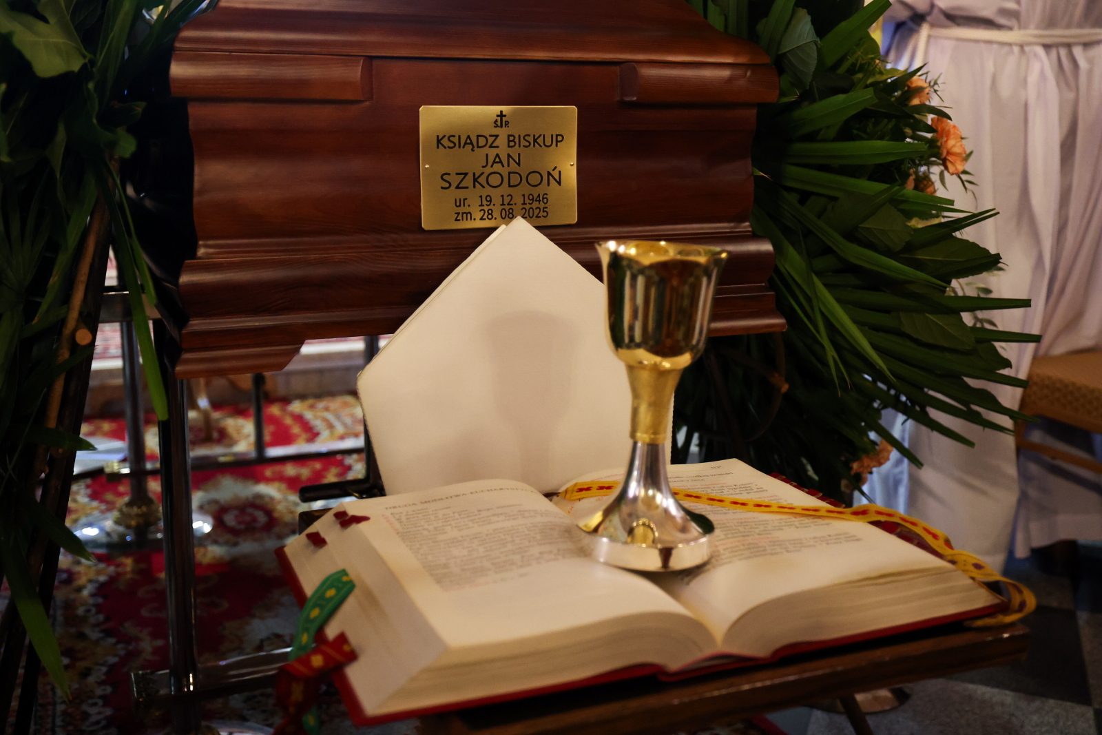 Biskup Jan Szkodoń spoczął na cmentarzu w rodzinnym Chyżnem na Orawie [+GALERIA]