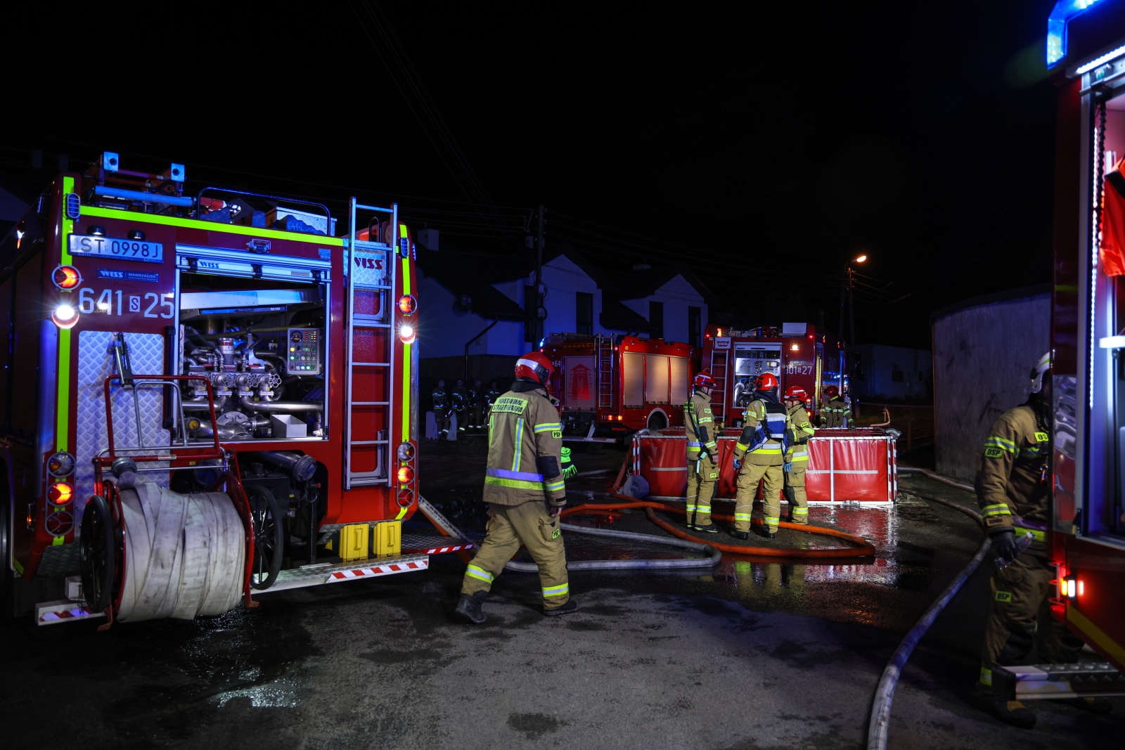 Pomorskie: strażacy przez cały czas gaszą pożar w zakładzie utylizacji opon w Rożentalu