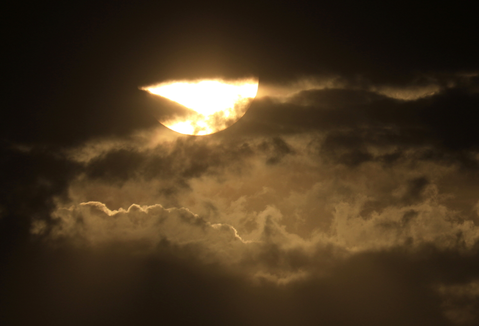 IMGW ostrzega przed burzami na południu i w centrum, alert RCB w Małopolsce 