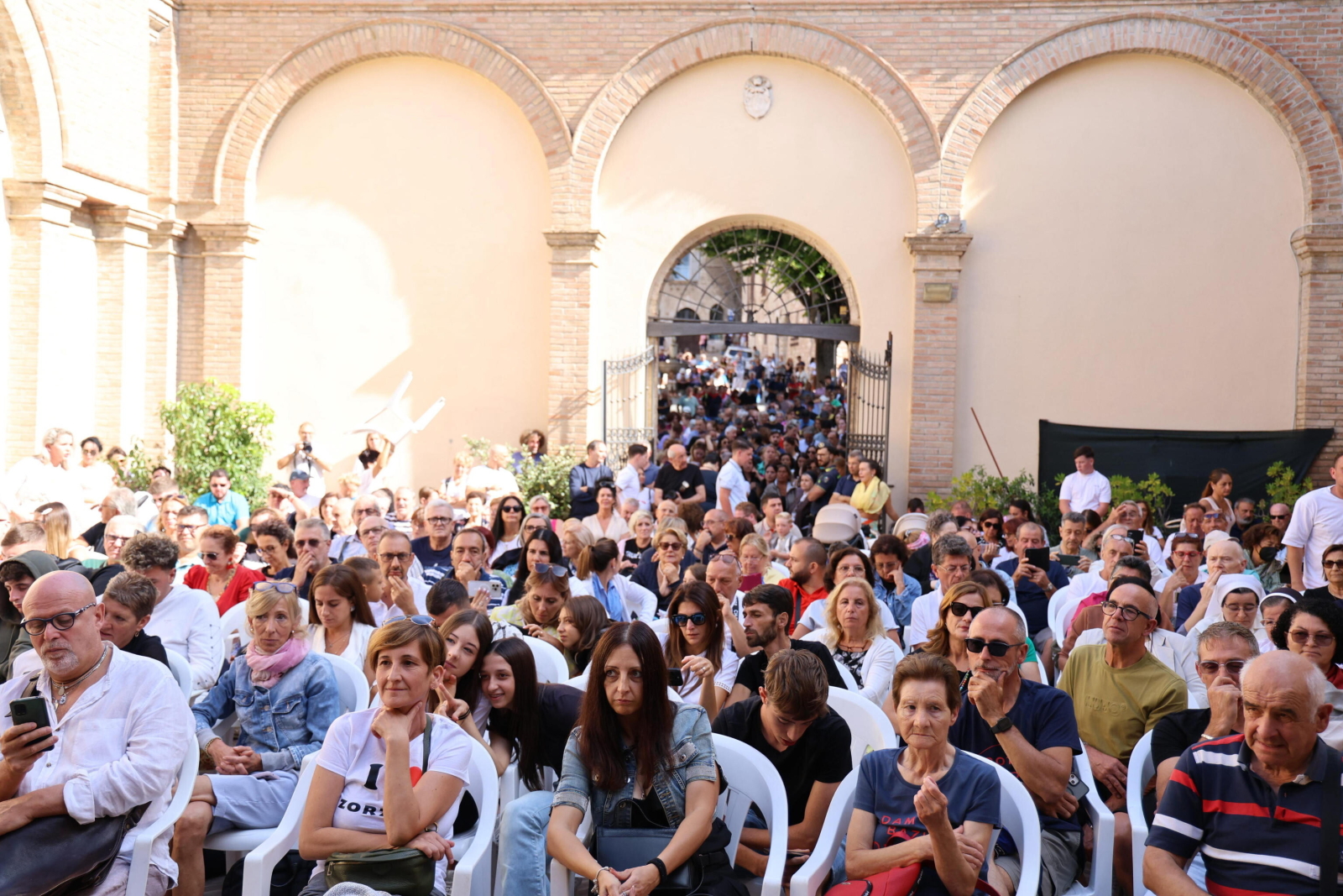 Asyż: tłumy przy grobie św. Carlo Acutisa [GALERIA]