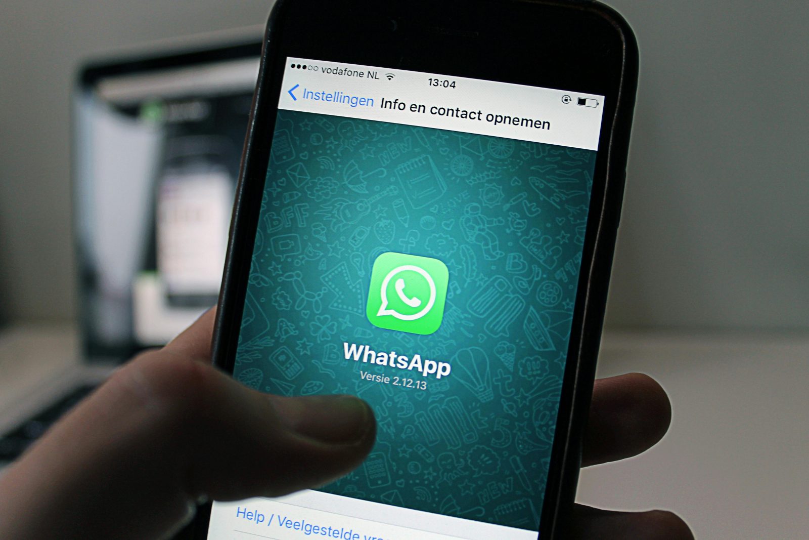 Francja: biskup otwiera kanał na WhatsAppie