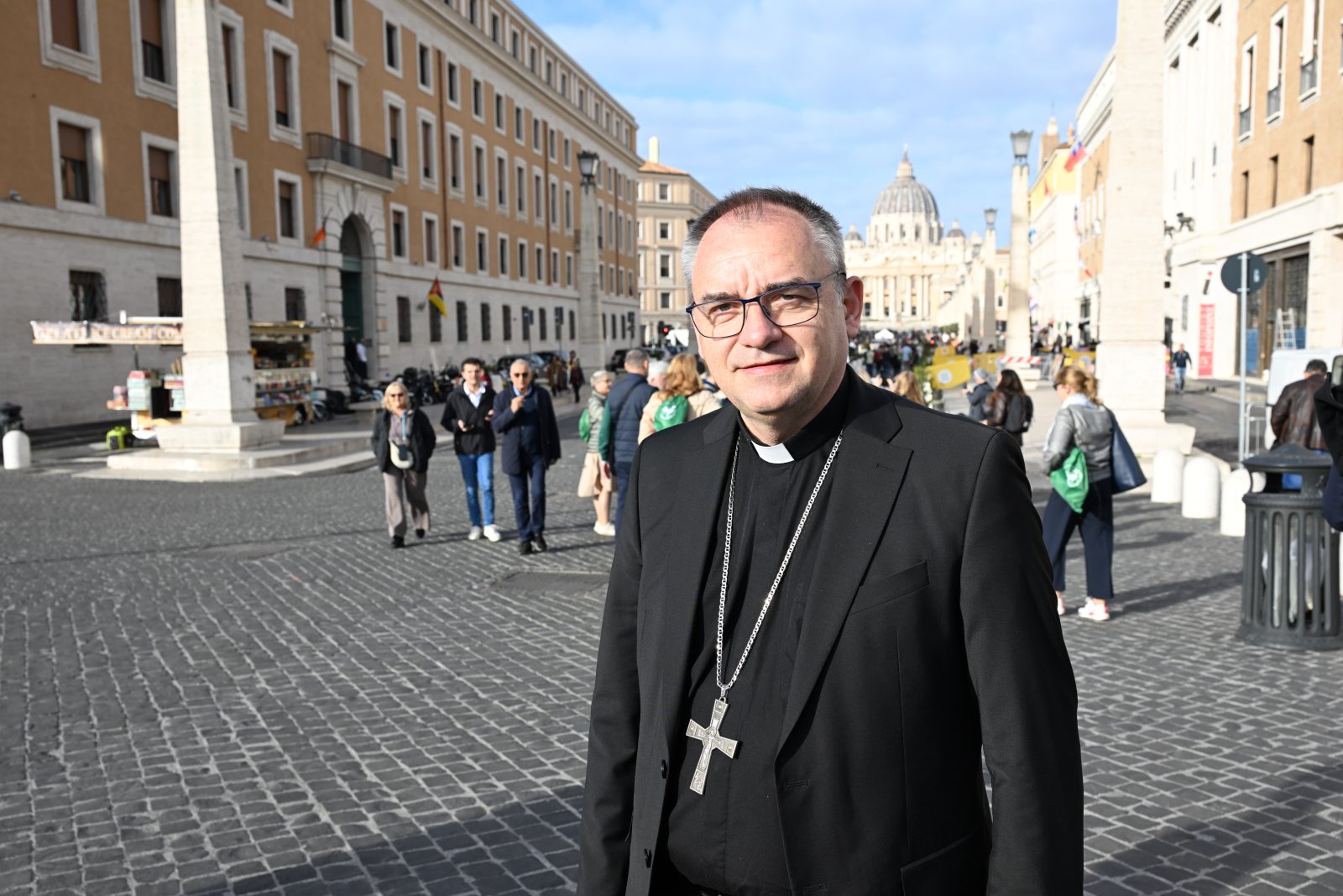 Bp Robert Chrząszcz w Rzymie: modlimy się za smerfów na całym świecie