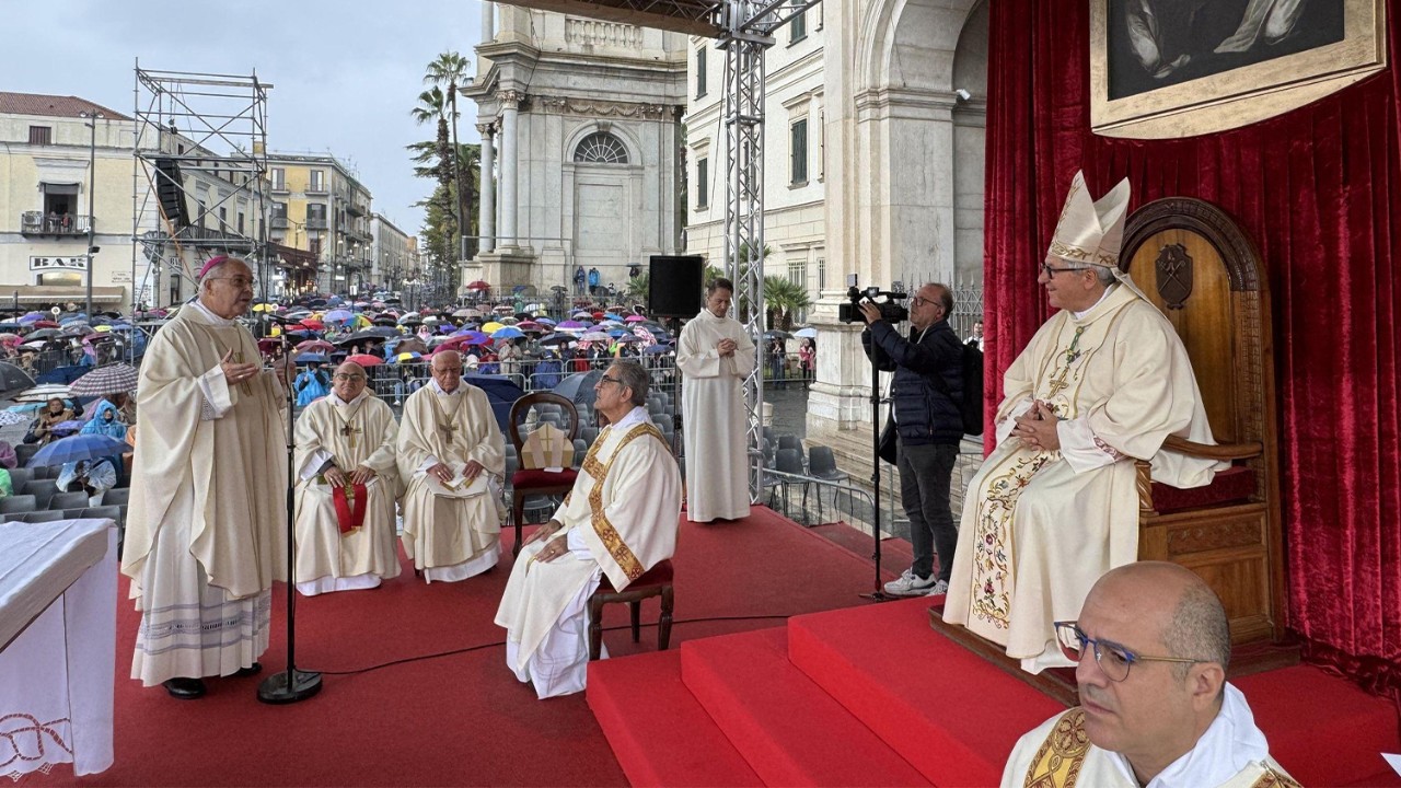 Modlitwa o pokój u Matki Bożej w Pompejach
