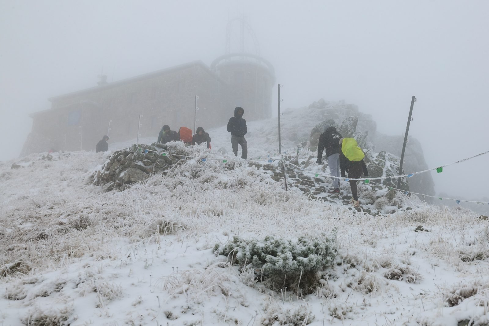 Tatry: pierwszy stopień zagrożenia lawinowego – na szlakach zalega śnieg
