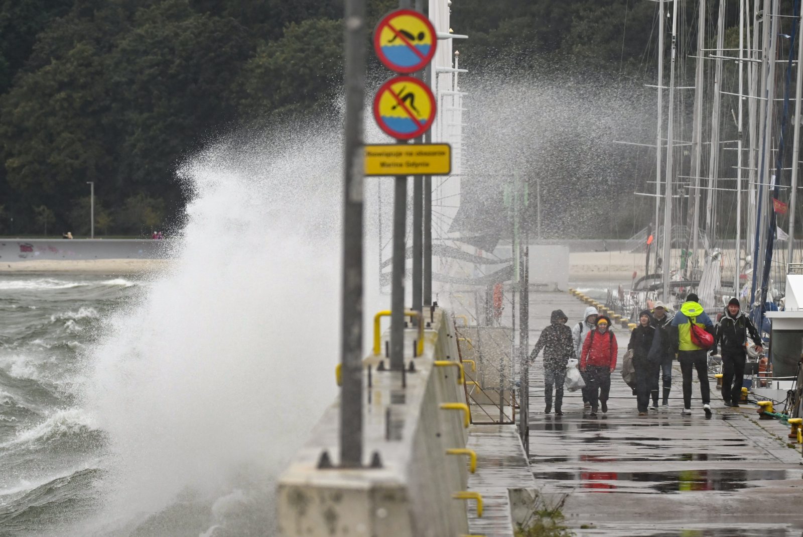 IMGW: zagrożenie sztormem dla strefy brzegowej Bałtyku [+GALERIA]