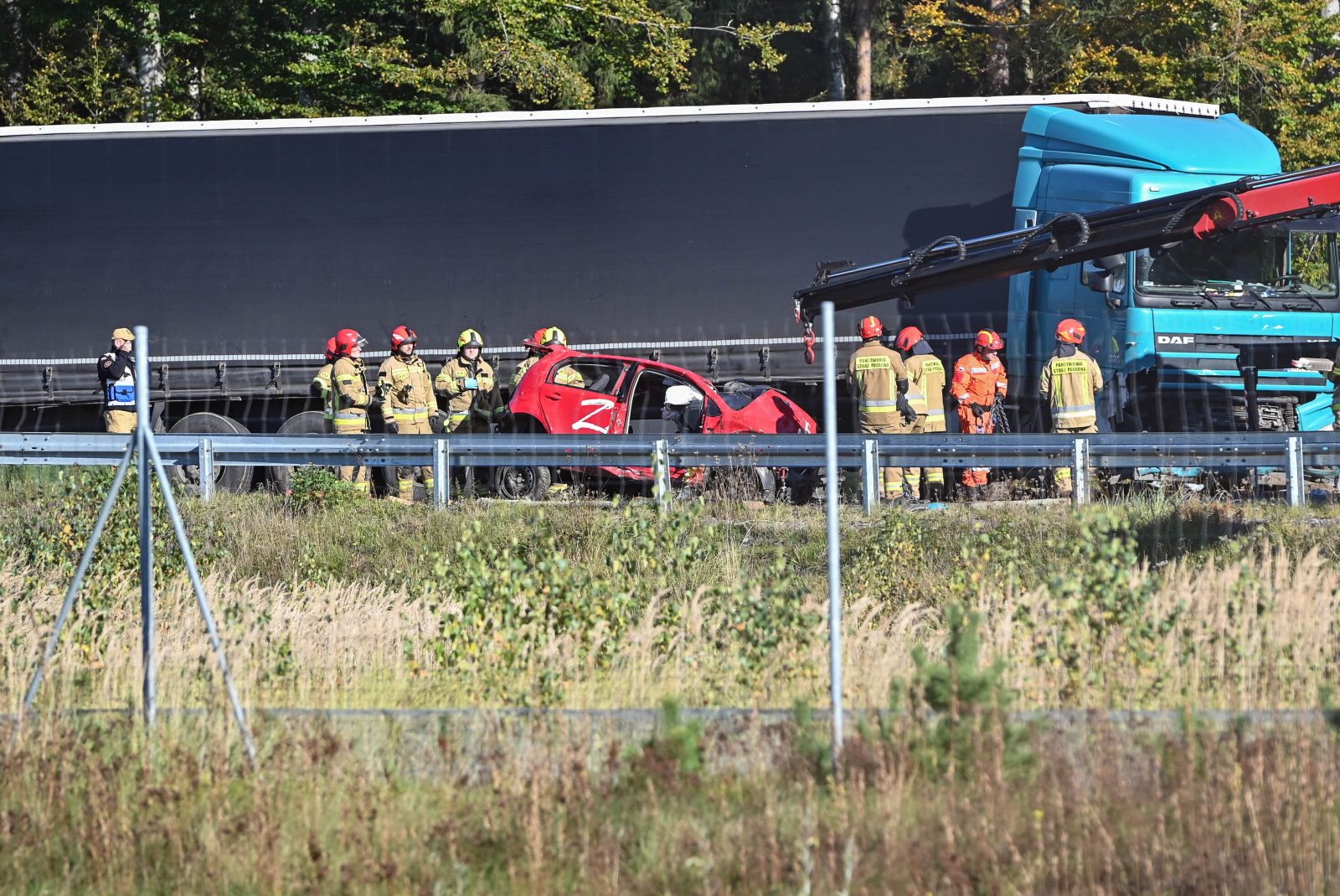 Zachodniopomorskie: ciężarówka zmiażdżyła auto nauki jazdy. Jedna osoba nie żyje [+GALERIA]