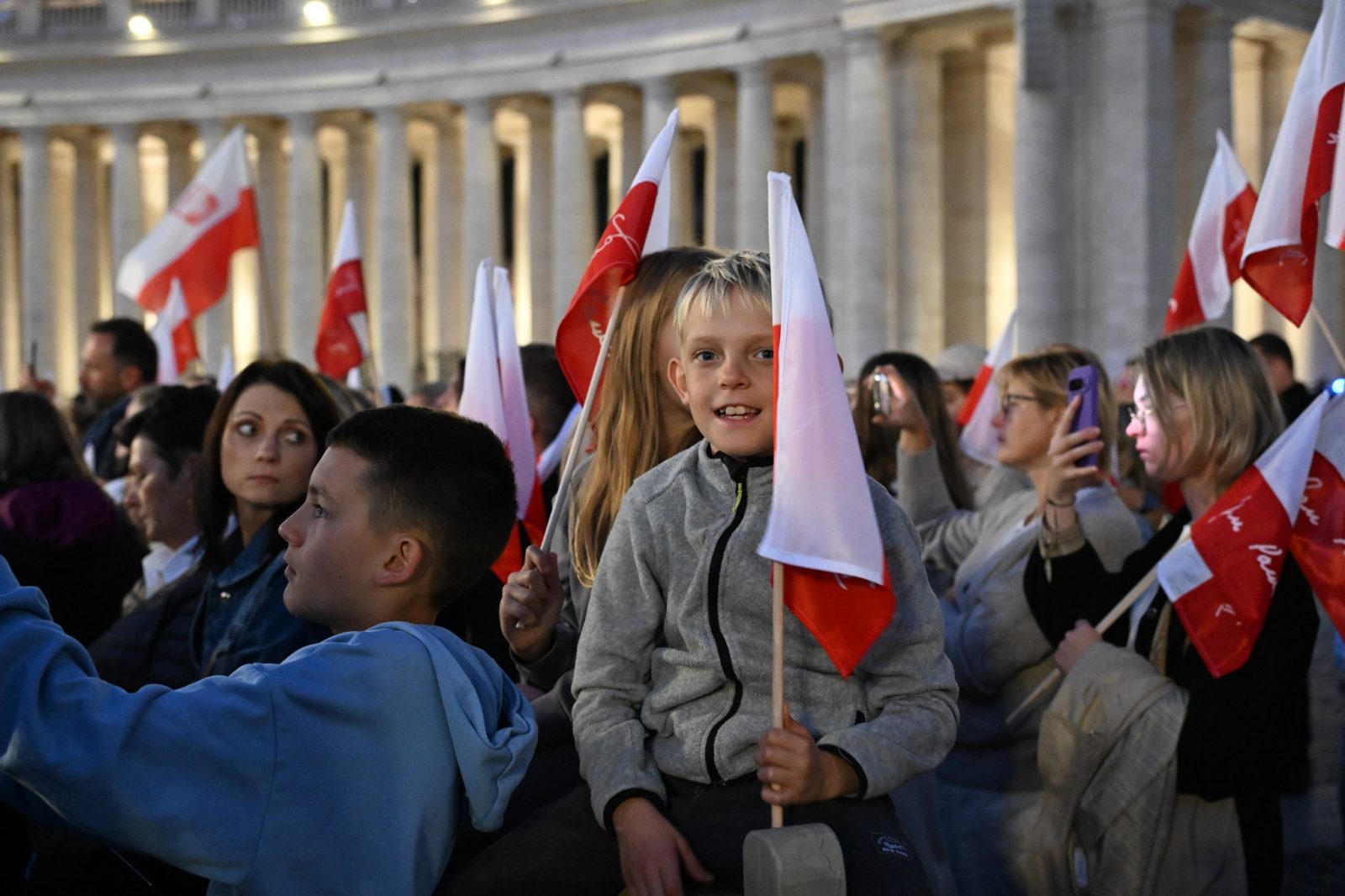 Setki osób czuwały w Watykanie w rocznicę wyboru Jana Pawła II