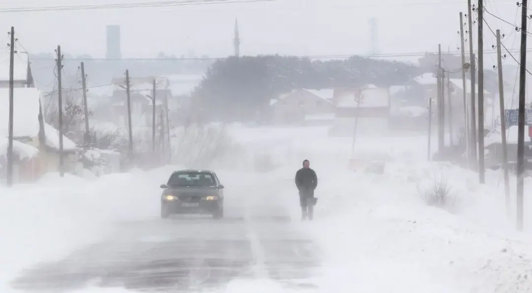 Śnieg na Bałkanach. Zamknięte drogi, tysiące domów bez prądu [+WIDEO]
