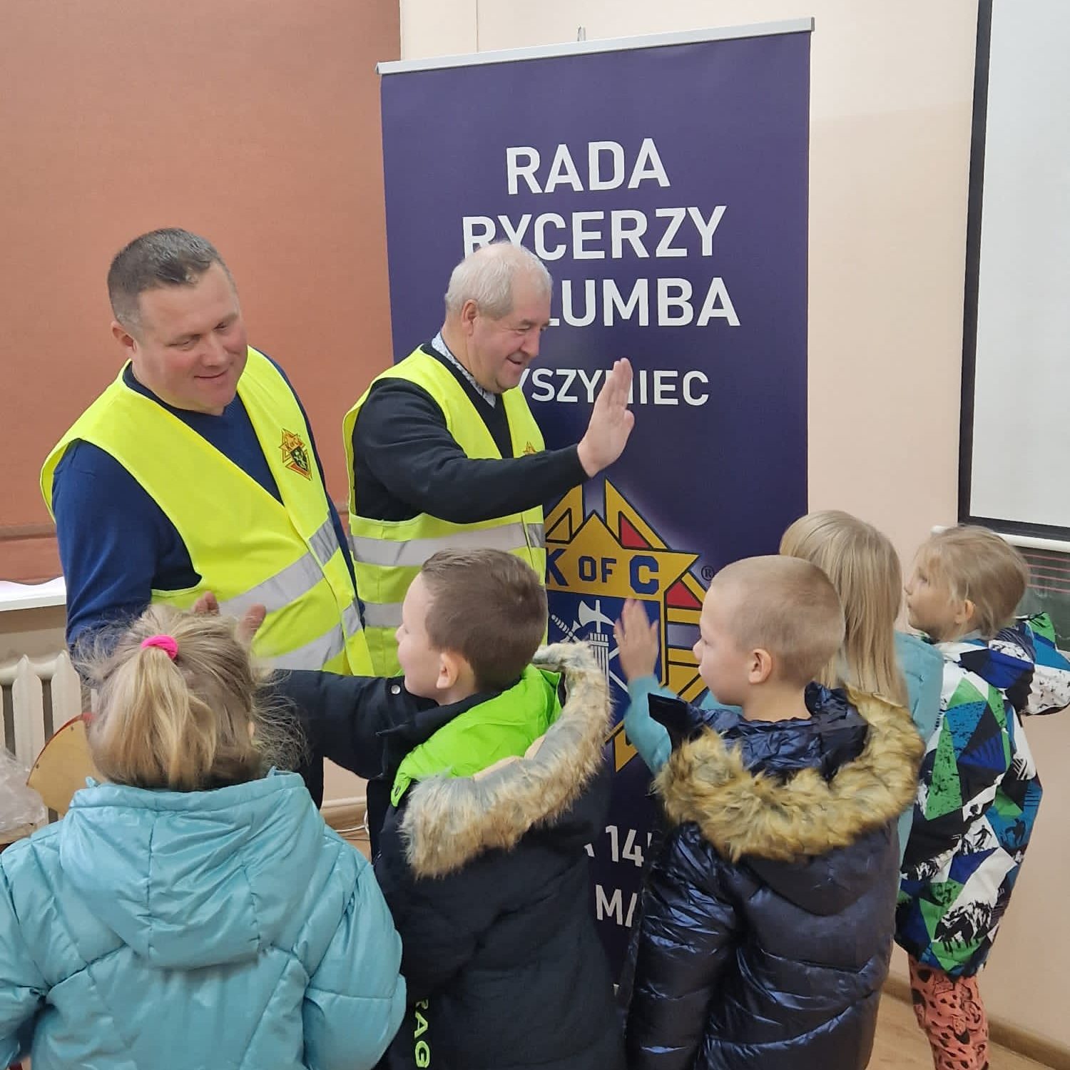 „Kurtki dla dzieci”: Rycerze Kolumba niosą pomoc i nadzieję w Polsce i Ukrainie