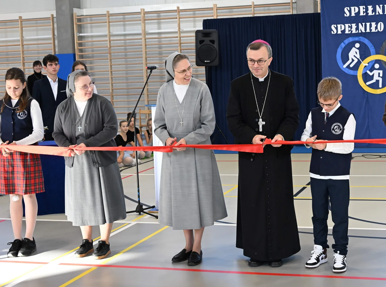 Ostrów Wielkopolski: bp Bryl poświęcił nowoczesną halę sportową przy Szkole Podstawowej Sióstr Salezjanek
