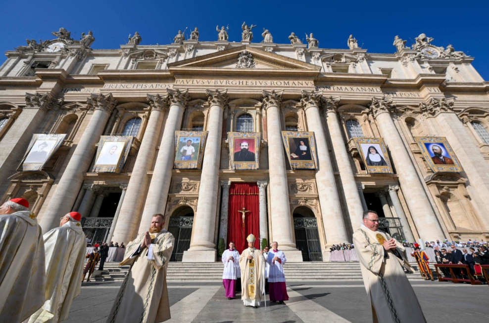 Leon XIV o nowych świętych: nie bohaterowie czy orędownicy idei, ale autentyczni mężczyźni i kobiety [+GALERIA]