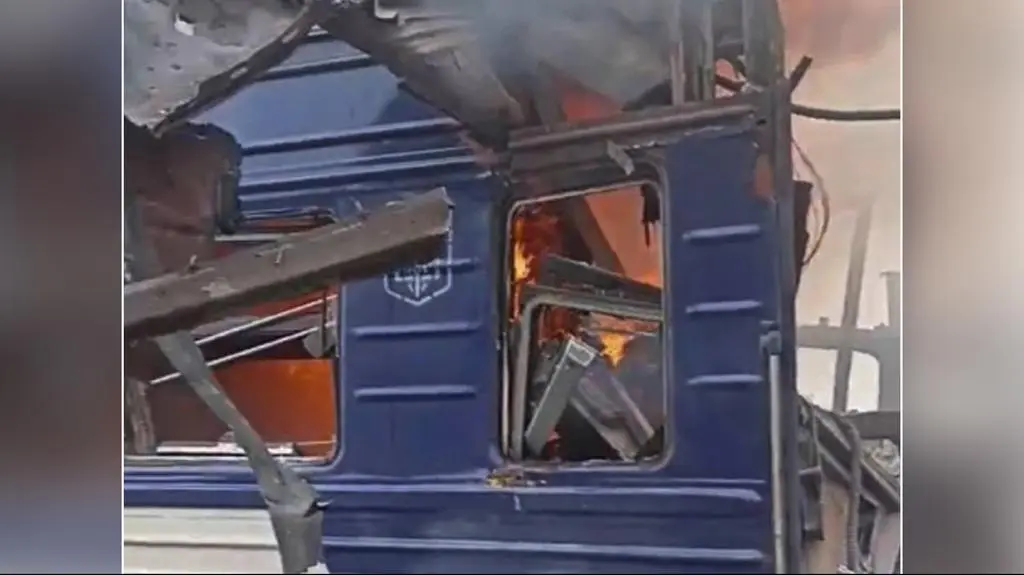 Rosjanie uderzyli w dworzec i pociąg na Ukrainie [+WIDEO]