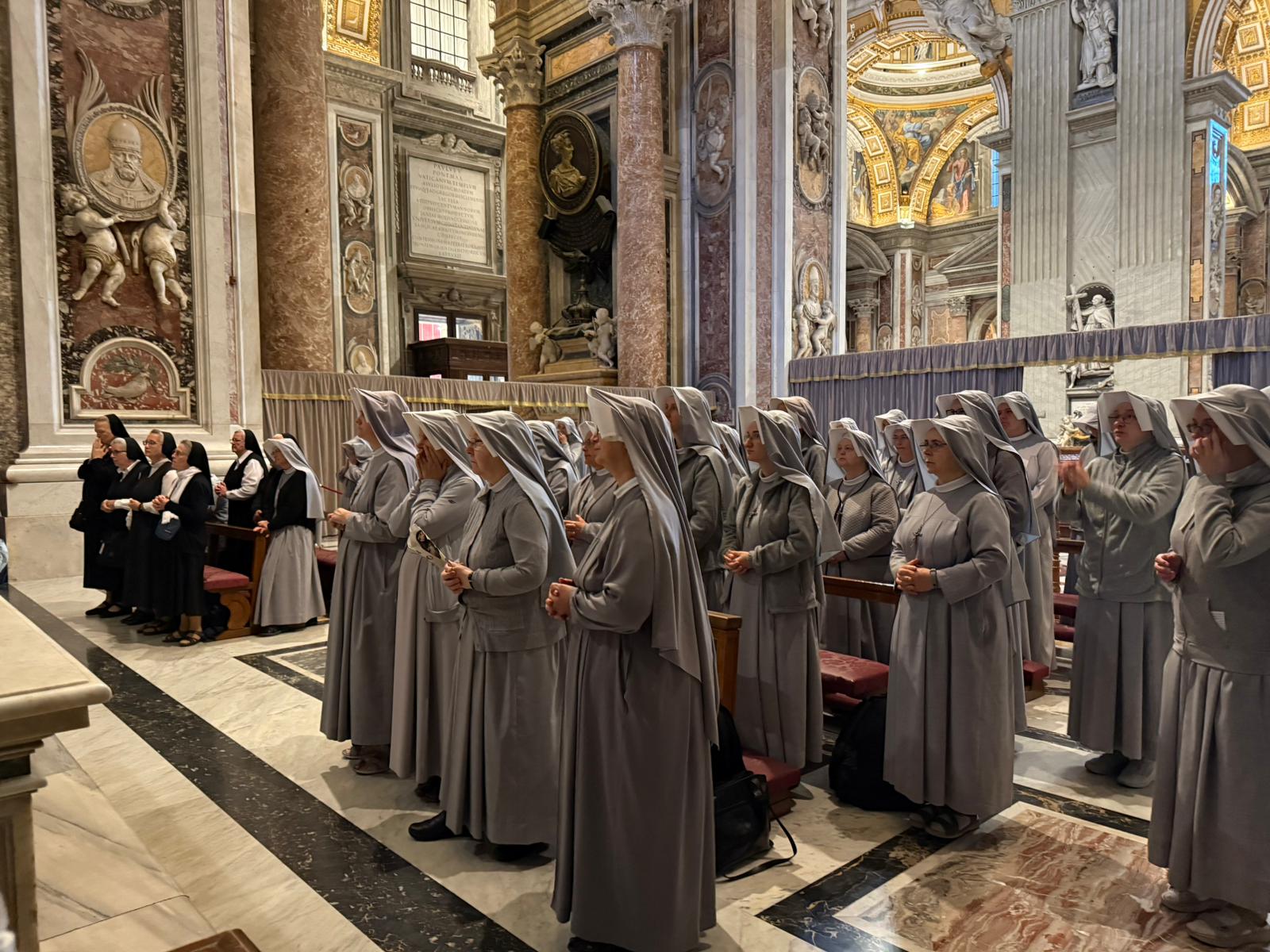 Rzym: siostry Miłosierdzia dziękują za kanonizację św. Faustyny [+GALERIA]