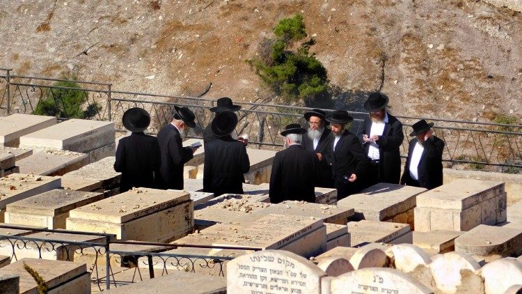 Jak Żydzi pamiętają o zmarłych? [+WIDEO]