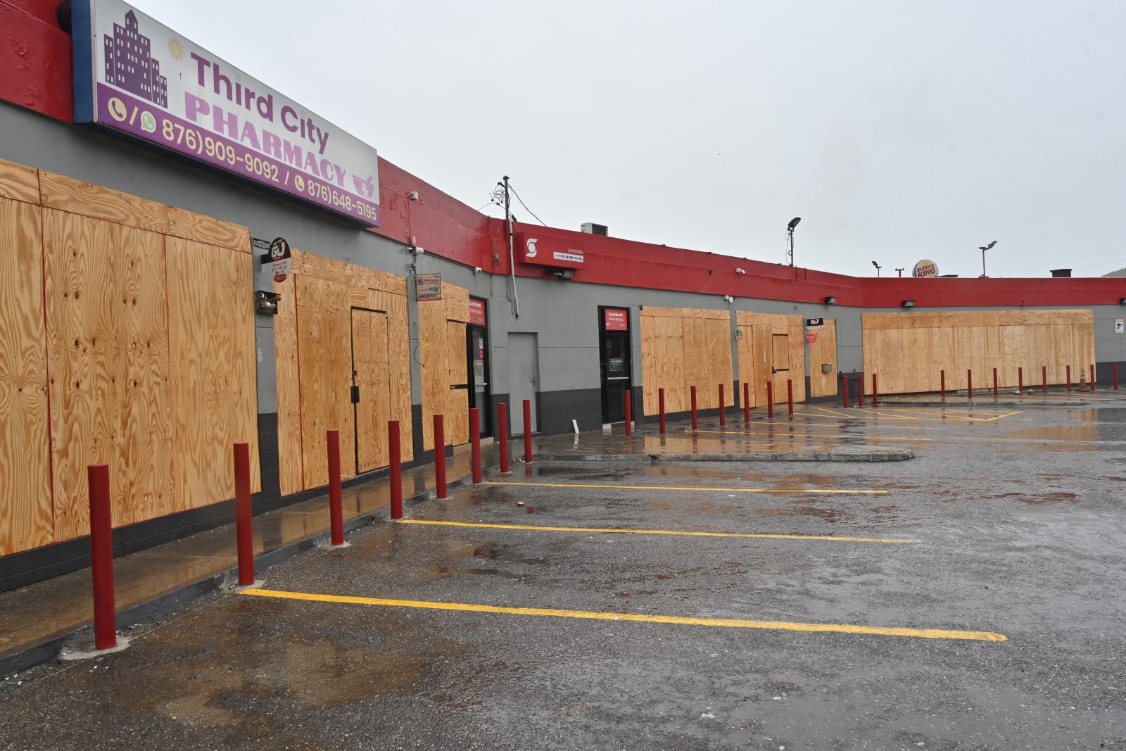 Jamajka: trzy osoby zginęły jeszcze przed uderzeniem huraganu Melissa [+GALERIA]