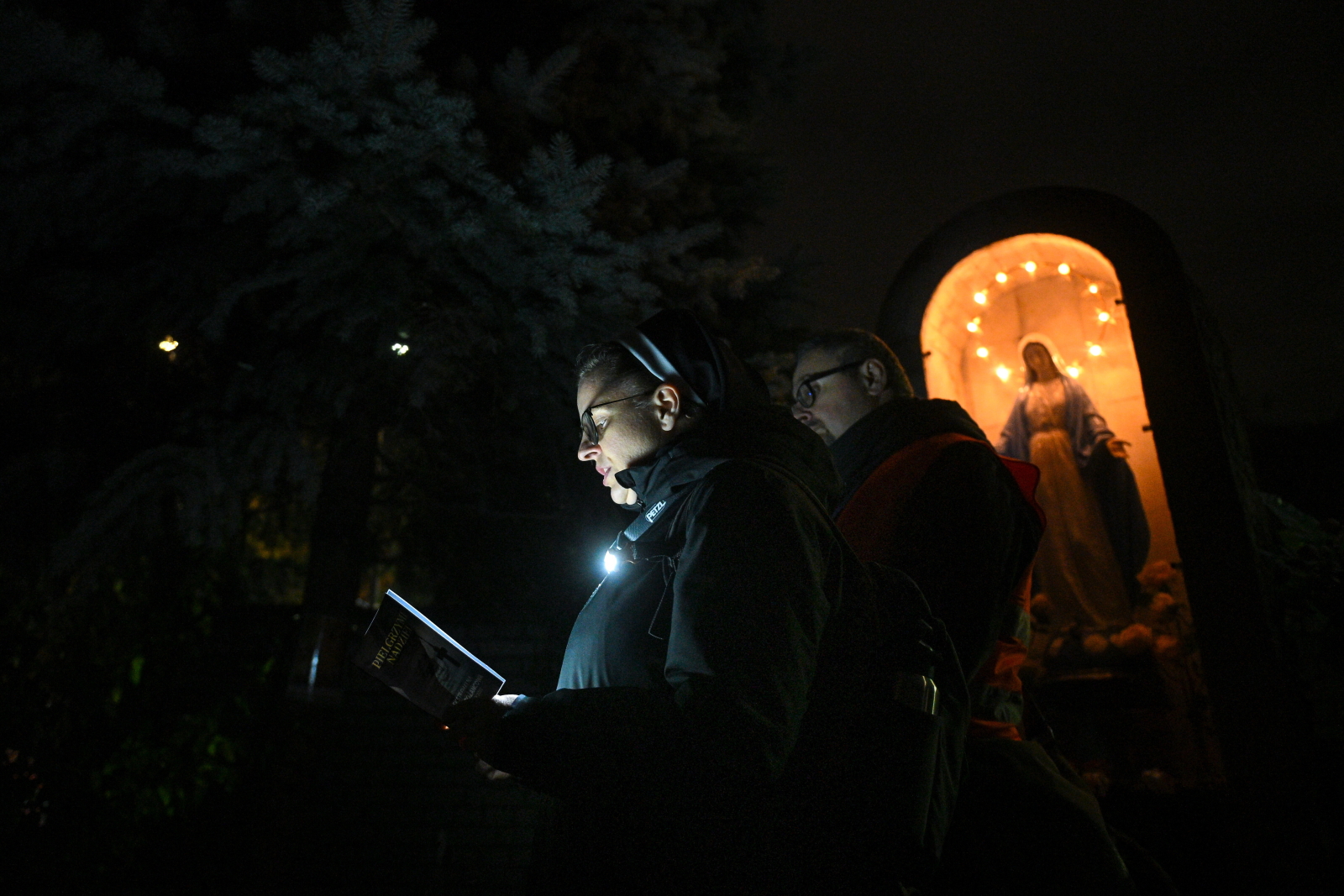 Kielce: przeszli nocą 40 km Drogą Krzyżową na Święty Krzyż