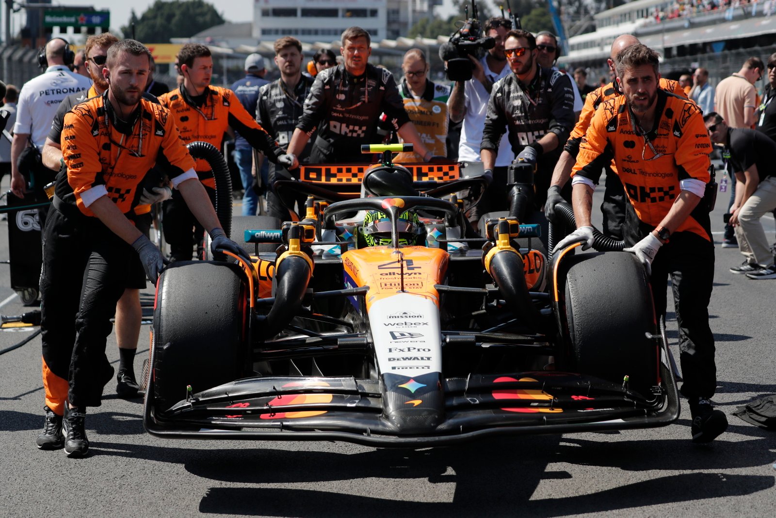 Grand Prix Meksyku: zwycięzca bez konkurencji – zacięta walka o kolejne miejsca
