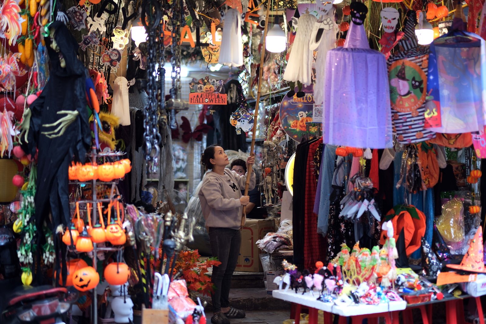 Antropolog: Halloween ma w sobie element kiczu, ale te przebrania mają przestraszyć złe duchy, nie je przywoływać