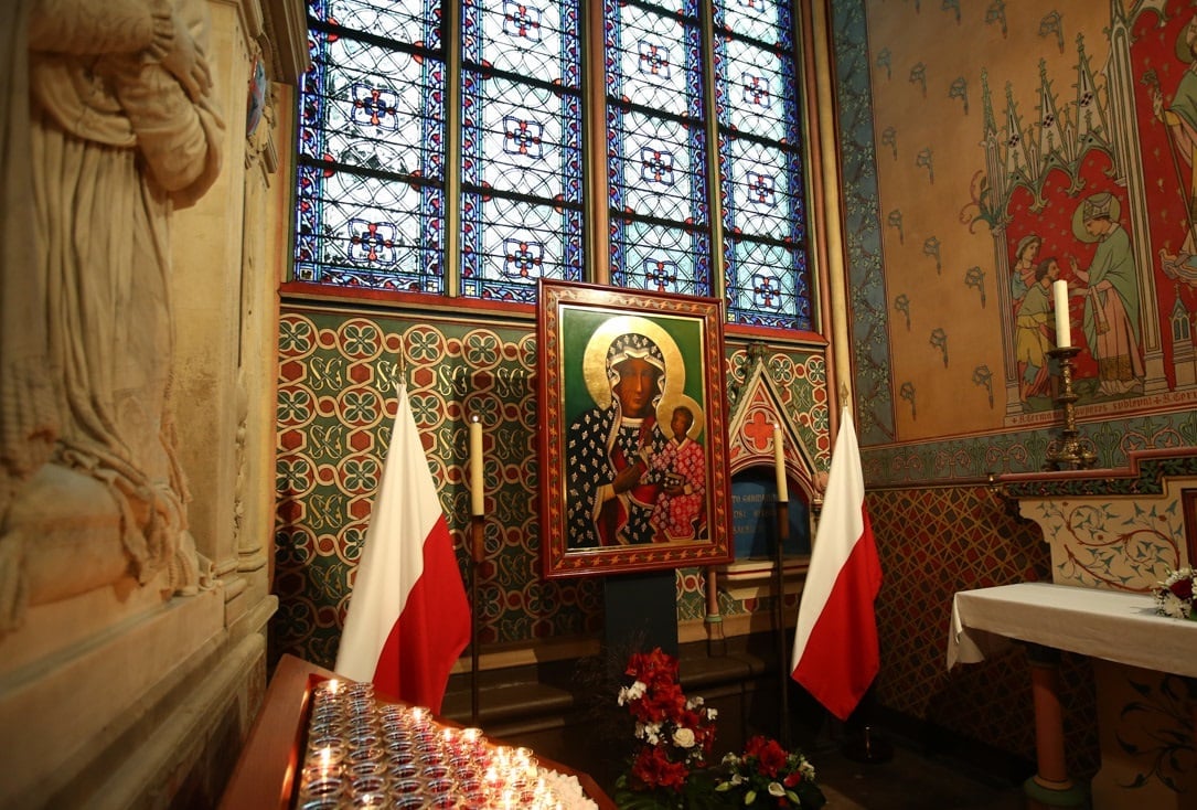 Paryż: kopia obrazu Matki Bożej Częstochowskiej powróciła do polskiej kaplicy w Notre-Dame