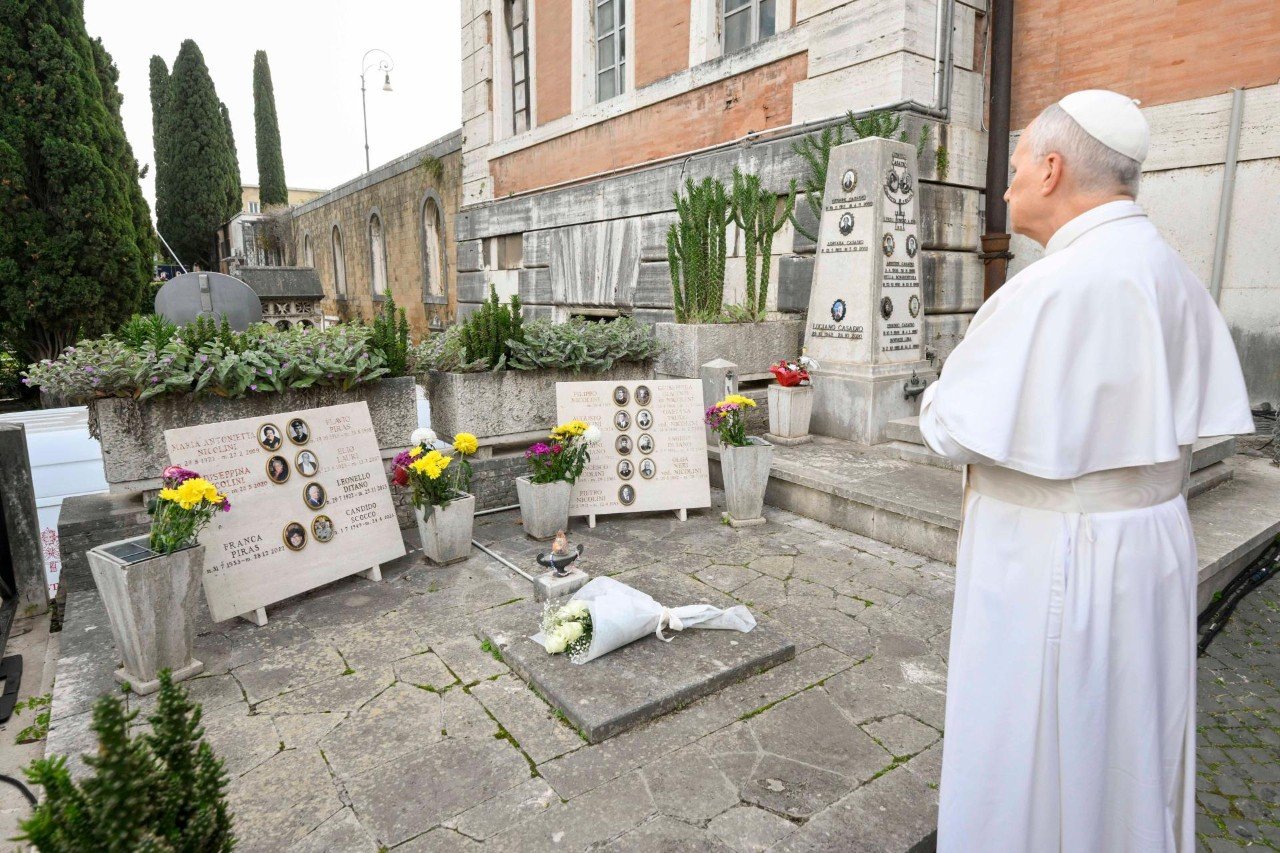 Papież złożył kwiaty na rzymskim cmentarzu: niech w nas rozbrzmiewa obietnica życia wiecznego