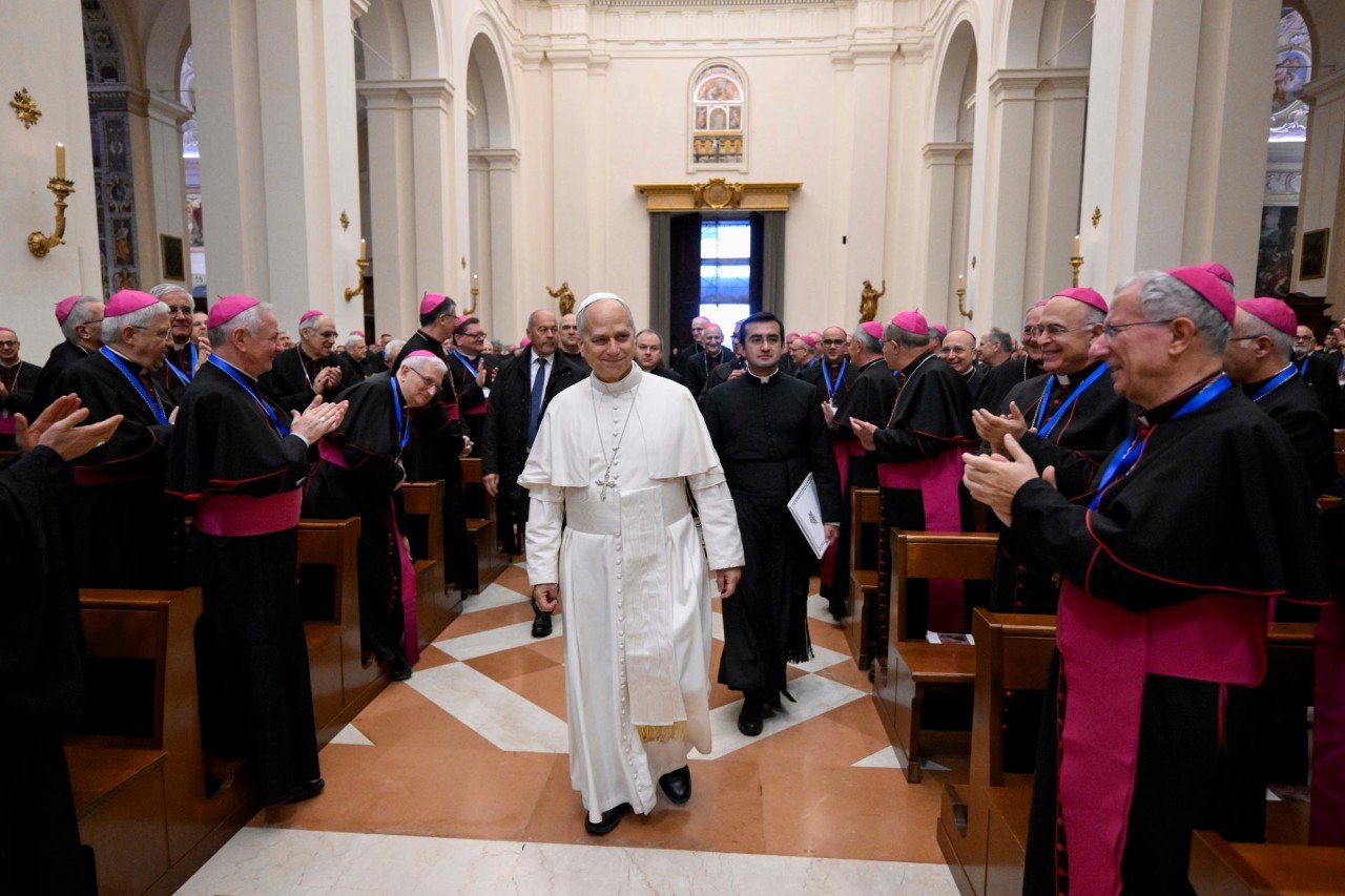 Papież przy grobie św. Franciszka: świat szuka znaków nadziei