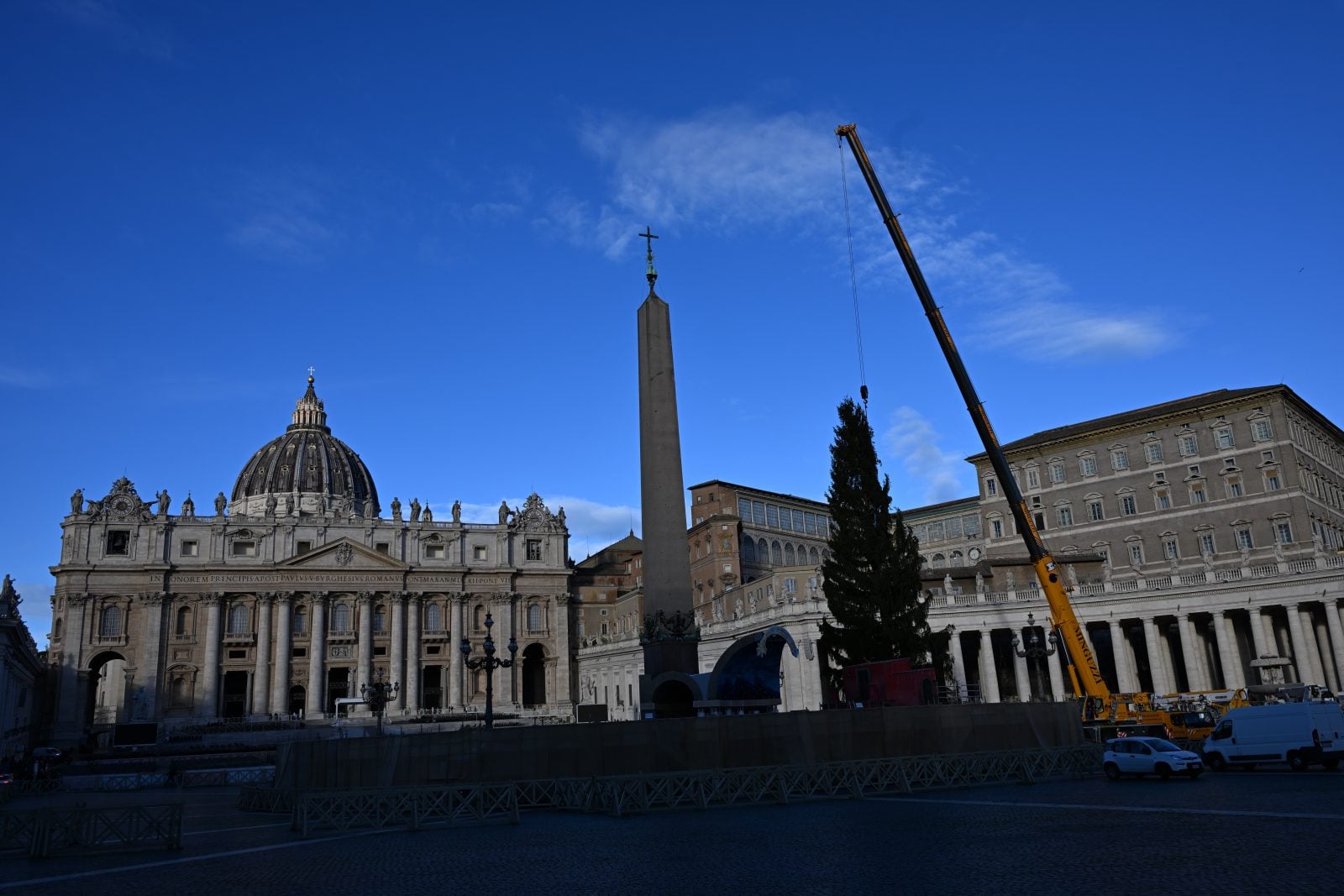 Na Placu św. Piotra rozpoczęto ustawianie choinki