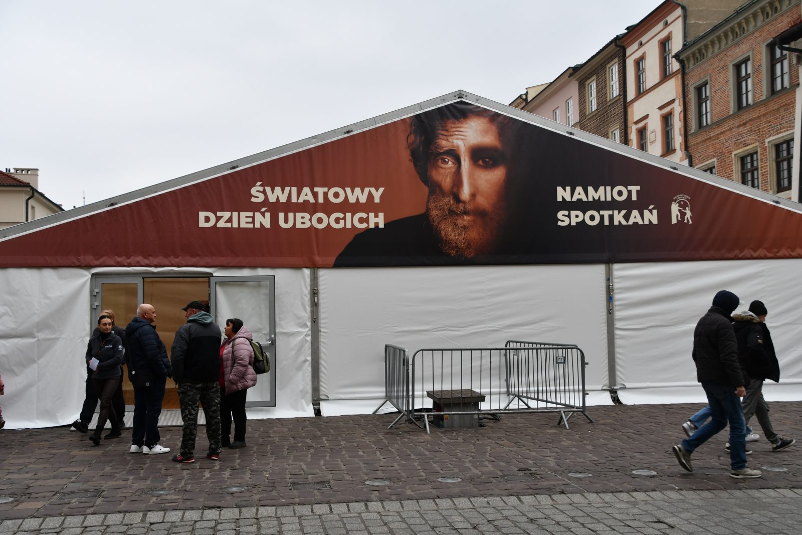 Spotkanie, które może zmienić życie. Światowy Dzień Ubogich w Krakowie [REPORTAŻ]