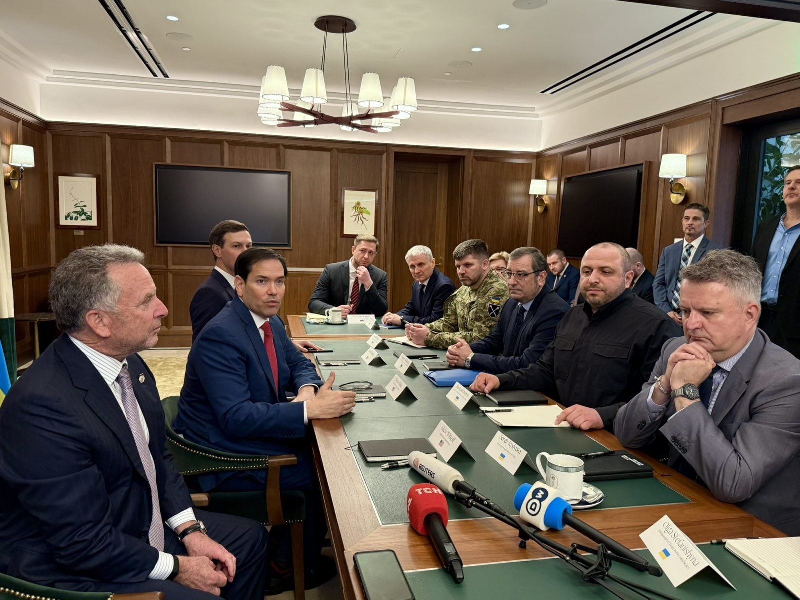 Rozpoczęły się rozmowy pokojowe. Przy stole zasiadły delegacje USA i Ukrainy