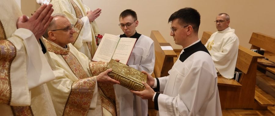 Obra, posługa święceń