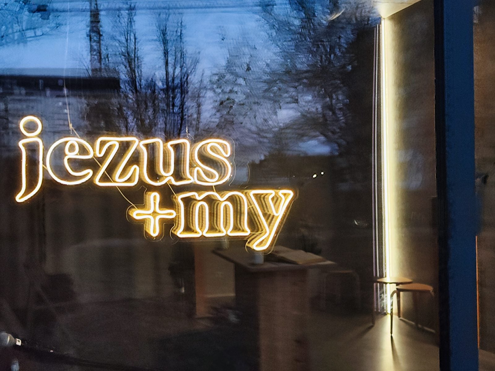 Wirtualny asystent i kaplica otwierana aplikacją. Sztuczna inteligencja w polskim Kościele [REPORTAŻ]