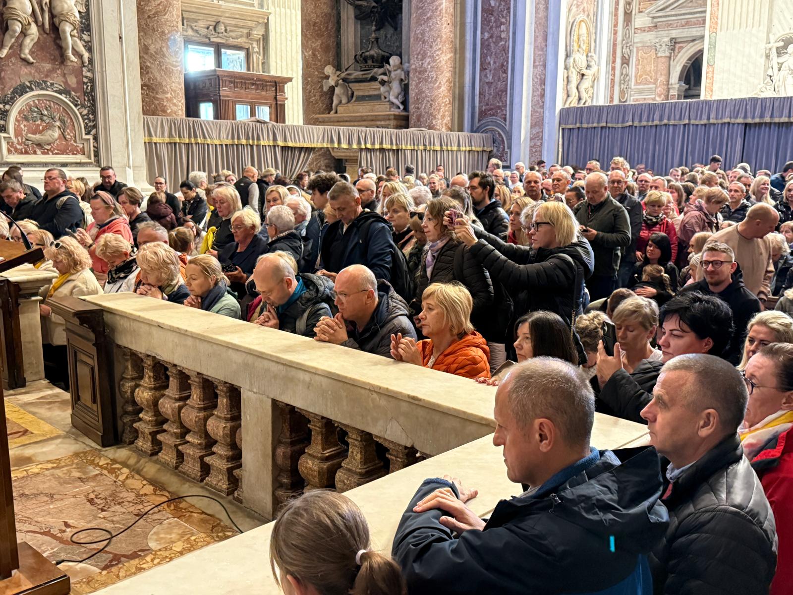 Ks. Wojciech Kućko przy grobie św. Jana Pawła II: potrzebujemy cmentarnych katechez