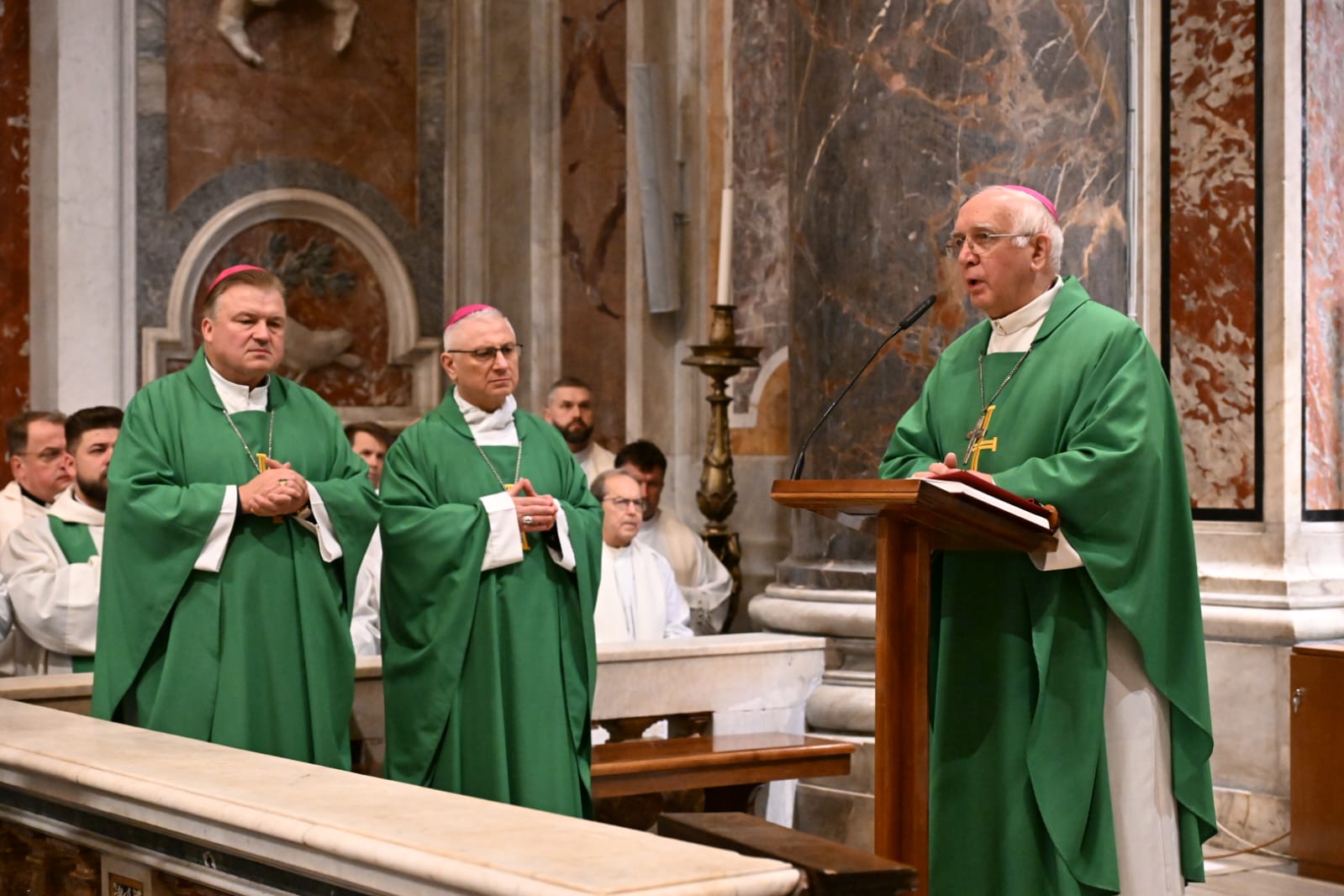 Smerfy przy grobie św. Jana Pawła II modlili się w intencji podróży apostolskiej Leona XIV