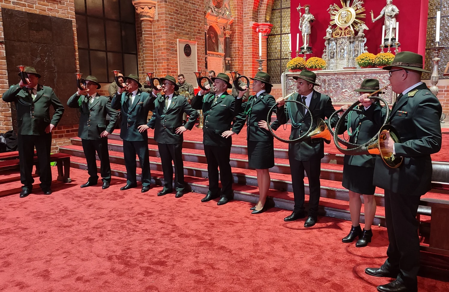 Msza hubertowska w archikatedrze wrocławskiej. Myśliwi i leśnicy świętowali