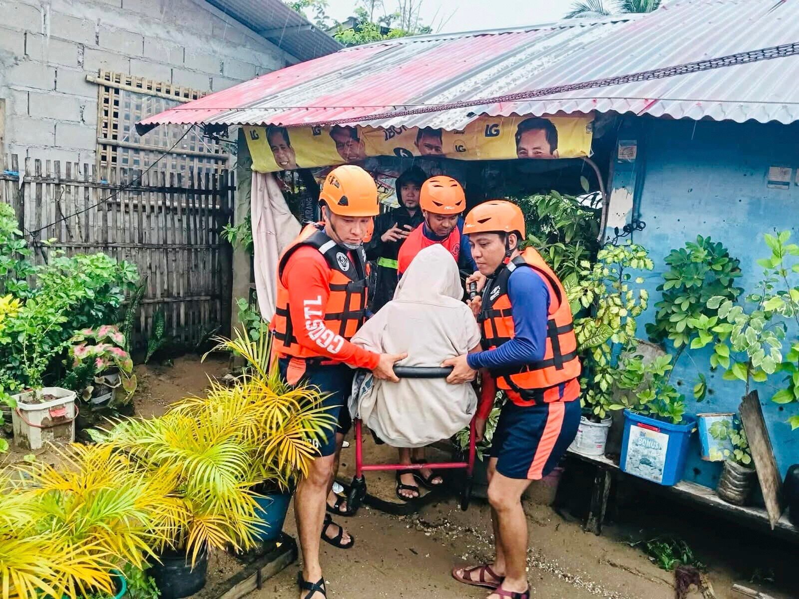 Filipiny: supertajfun Fung-wong dotarł na archipelag, dwie osoby zginęły, milion ewakuowano
