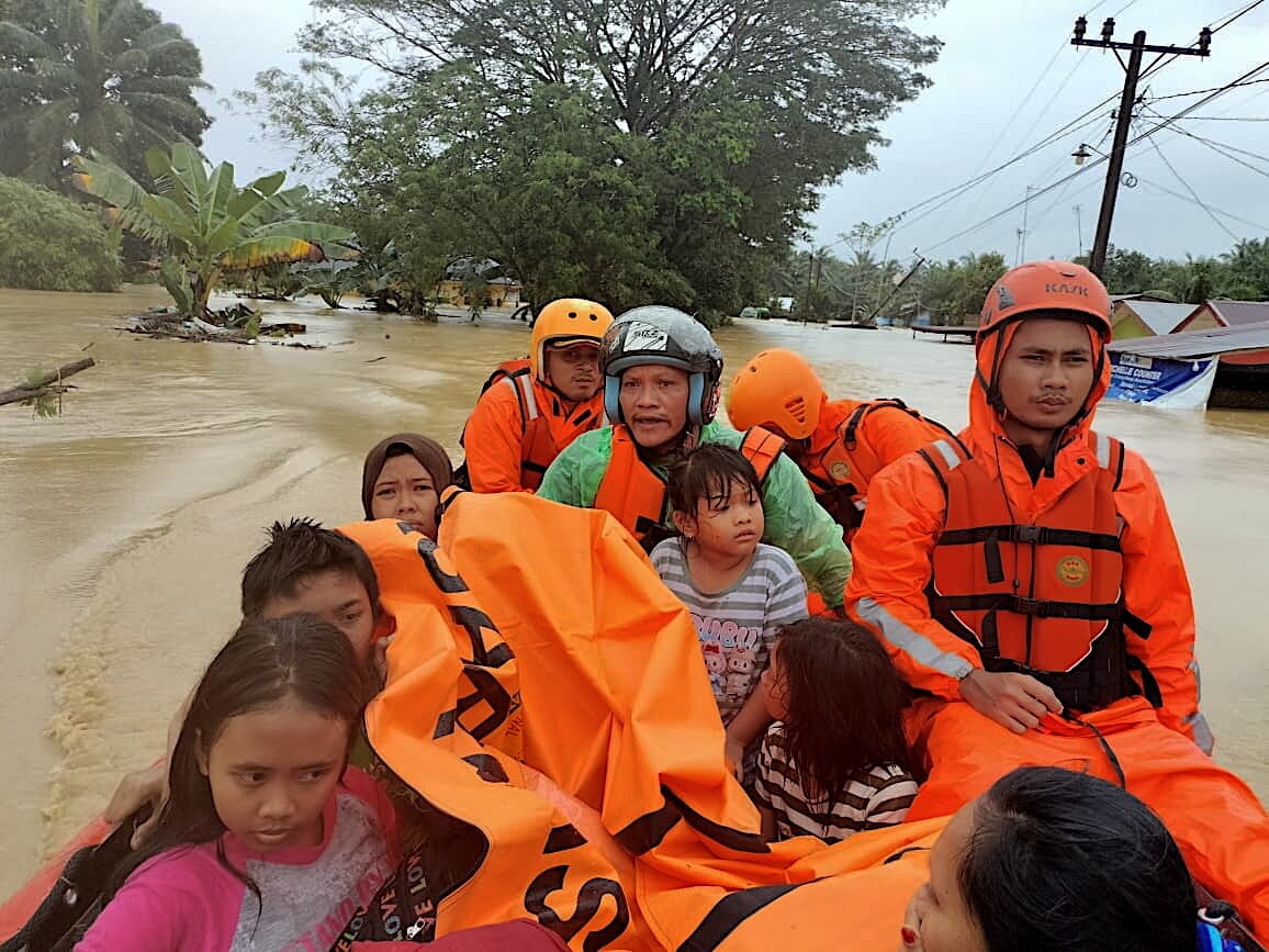 Indonezja: liczba ofiar śmiertelnych powodzi i osuwisk ziemi wzrosła do 442 [+GALERIA]