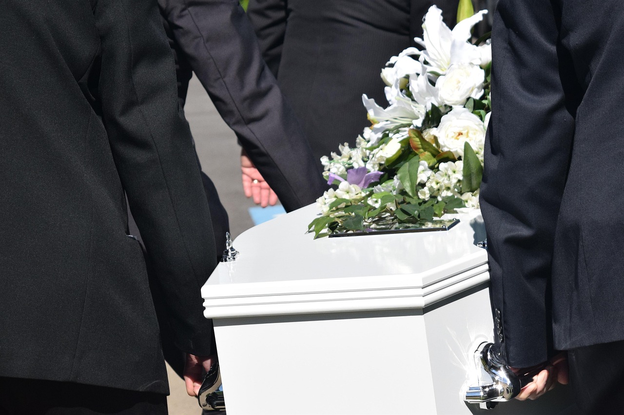 Bp Antonio Suetta: pogrzeb chrześcijański to coś znaczenie więcej niż wydarzenie towarzyskie