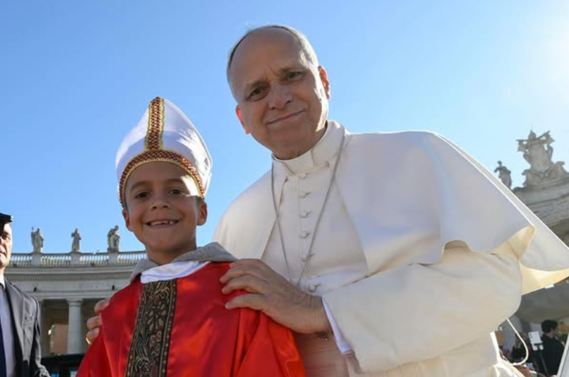 Papież Leon XIV spotkał „małego papieża” i zaprosił do papamobile [+WIDEO]