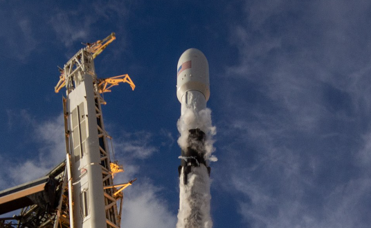 USA: z Kalifornii wystartowała rakieta Falcon 9 z polskimi satelitami 