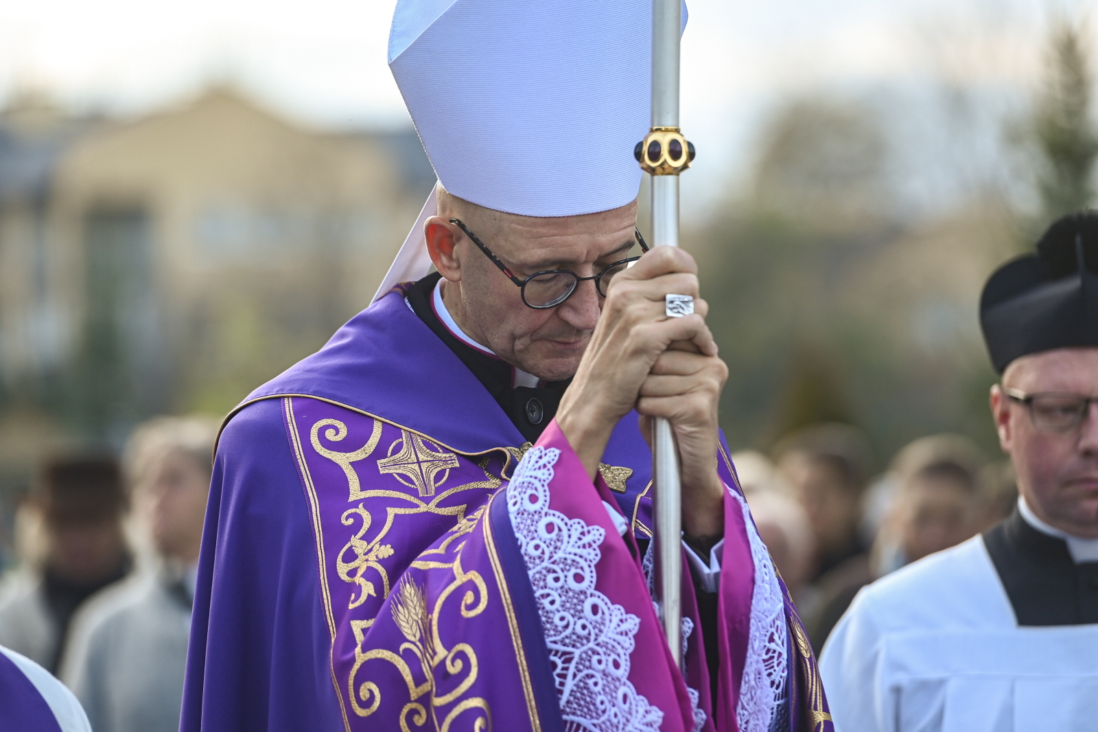 Abp Adrian Galbas wzywa wiernych do modlitwy o pokój