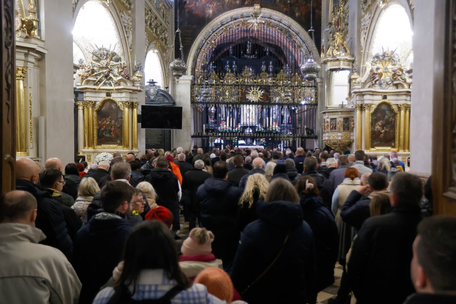 Sondaż: 45% Polaków negatywnie ocenia Kościół katolicki w Polsce