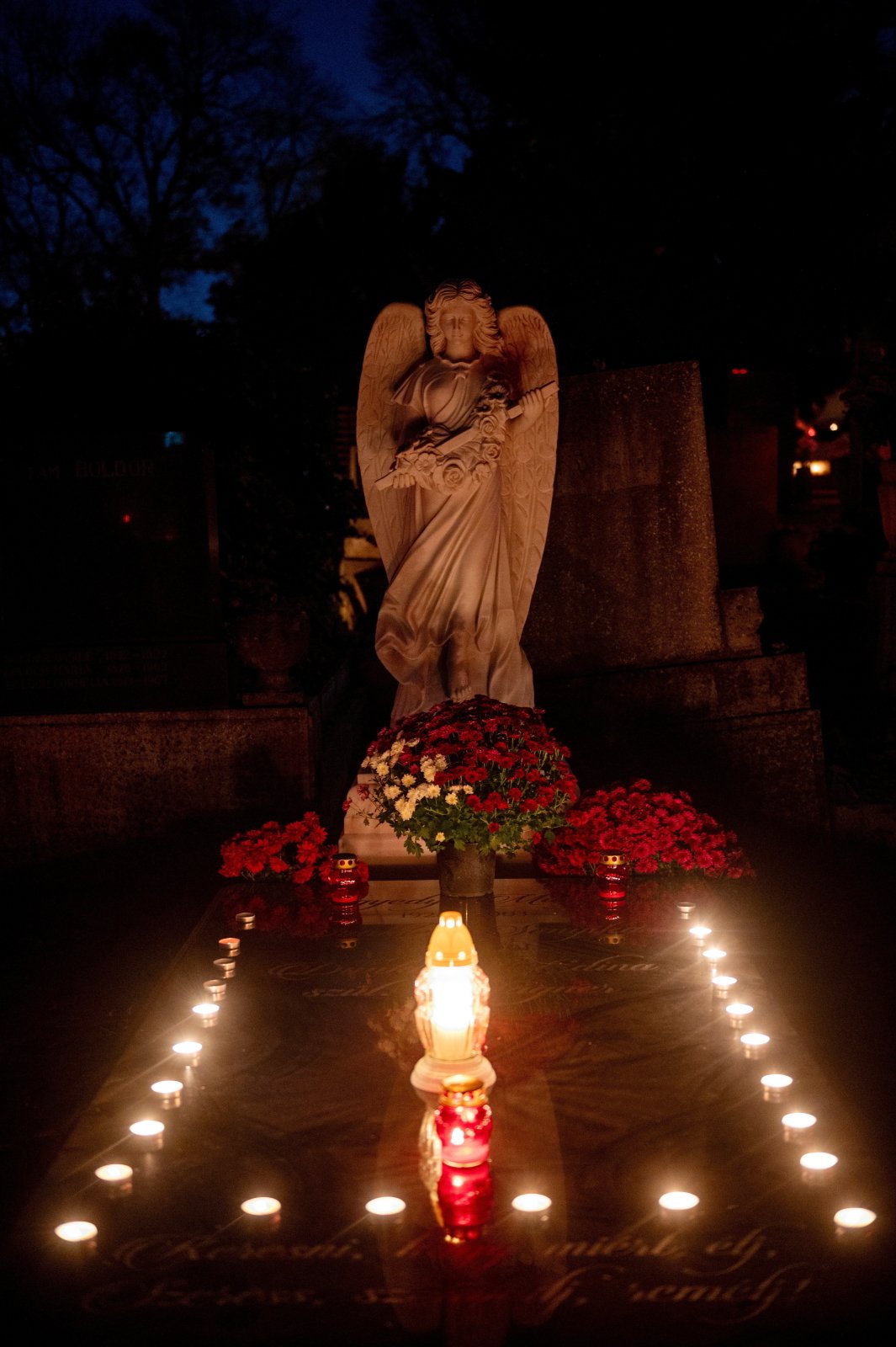 Cmentarze w różnych częściach świata lśnią nadzieją [GALERIA]