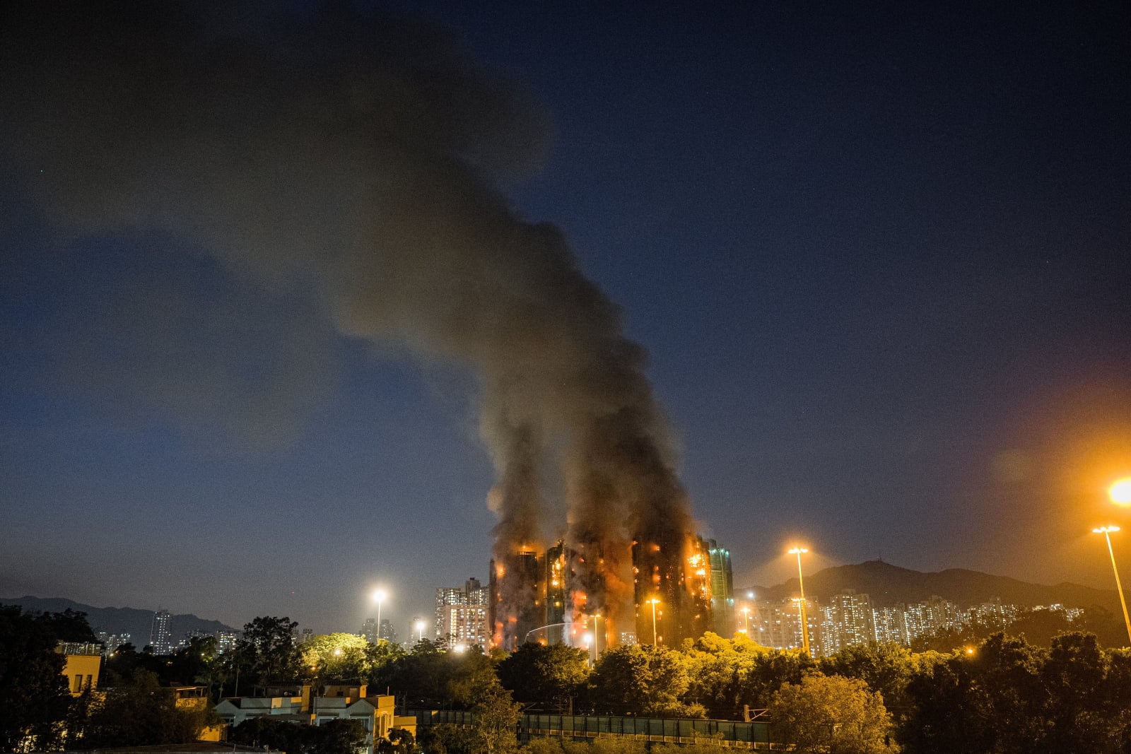 Hongkong: bilans ofiar śmiertelnych pożaru wzrósł do 55 osób. Strażacy opanowali sytuację [+GALERIA]