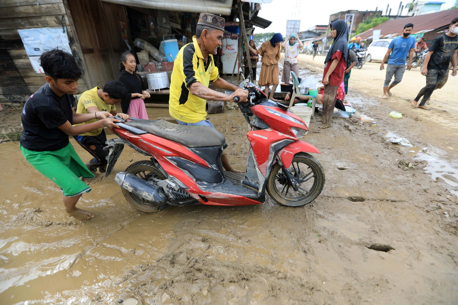 Indonezja: już ponad 170 ofiar śmiertelnych powodzi i osuwisk na Sumatrze