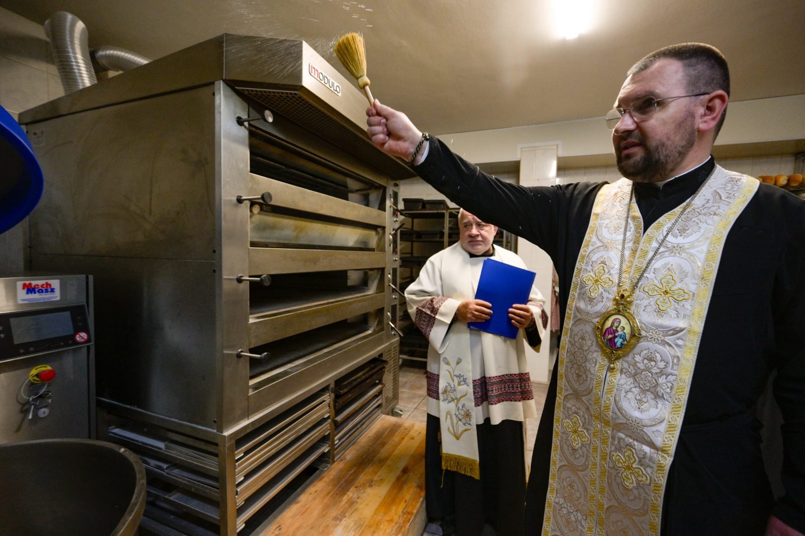 Stolica Apostolska, Rycerze Kolumba i inni darczyńcy wspierają piekarnię albertynów w Zaporożu