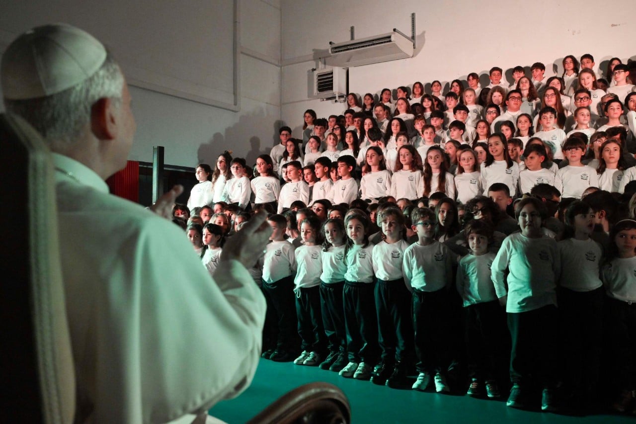 Papież na koncercie kolęd w szkole: Kto kocha, śpiewa