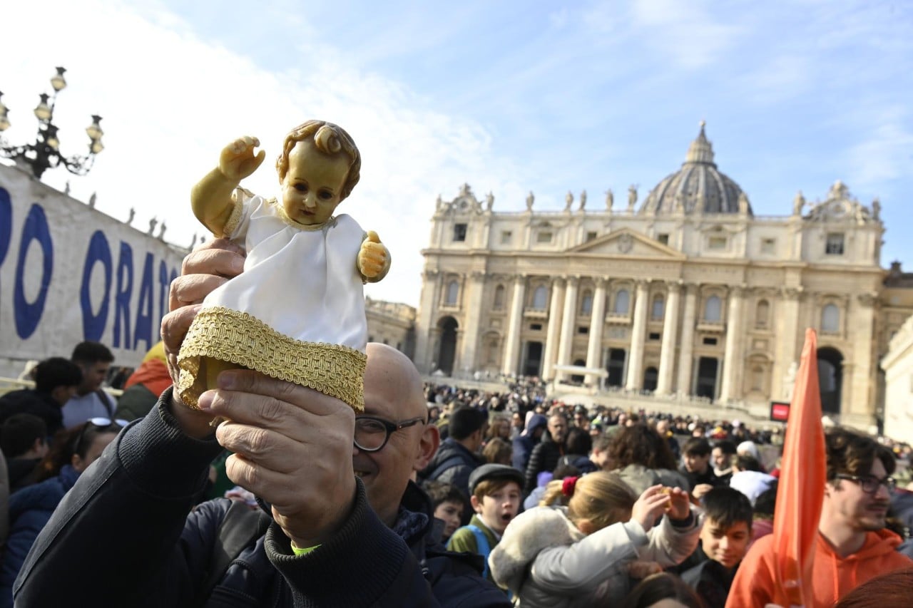 Papież pobłogosławił figurki Dzieciątka Jezus i prosił dzieci o modlitwę o pokój [+GALERIA]
