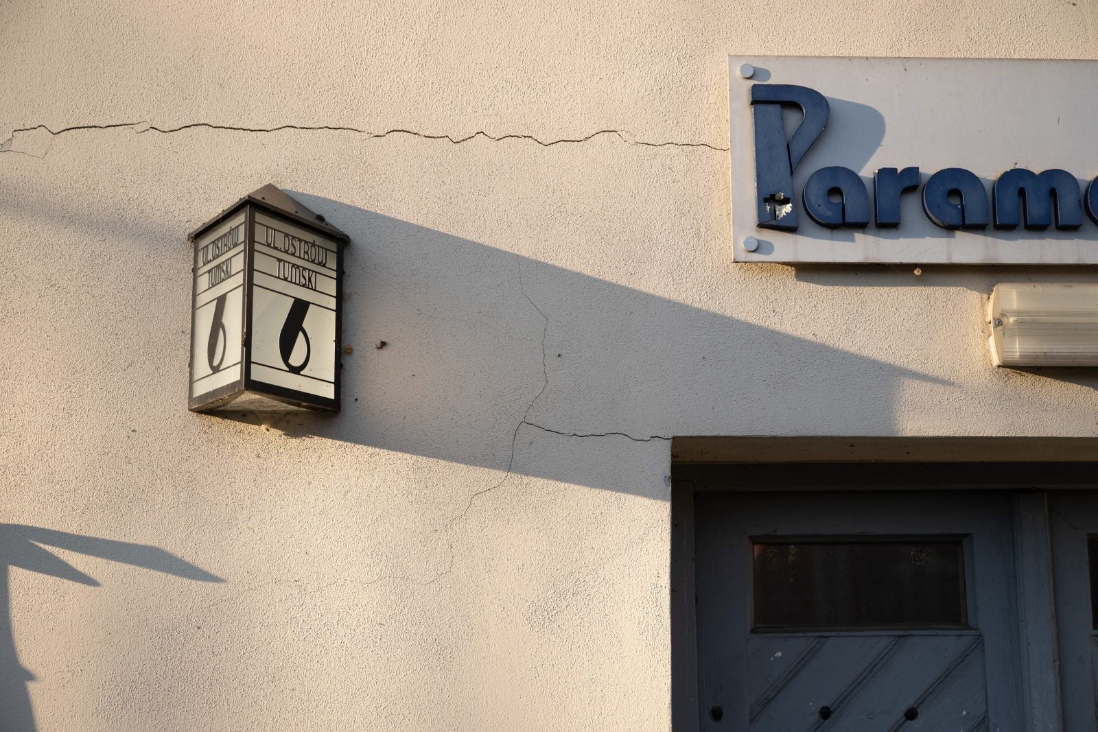 Poznań: fasada zabytkowej kanonii przy moście Chrobrego pęka od lat